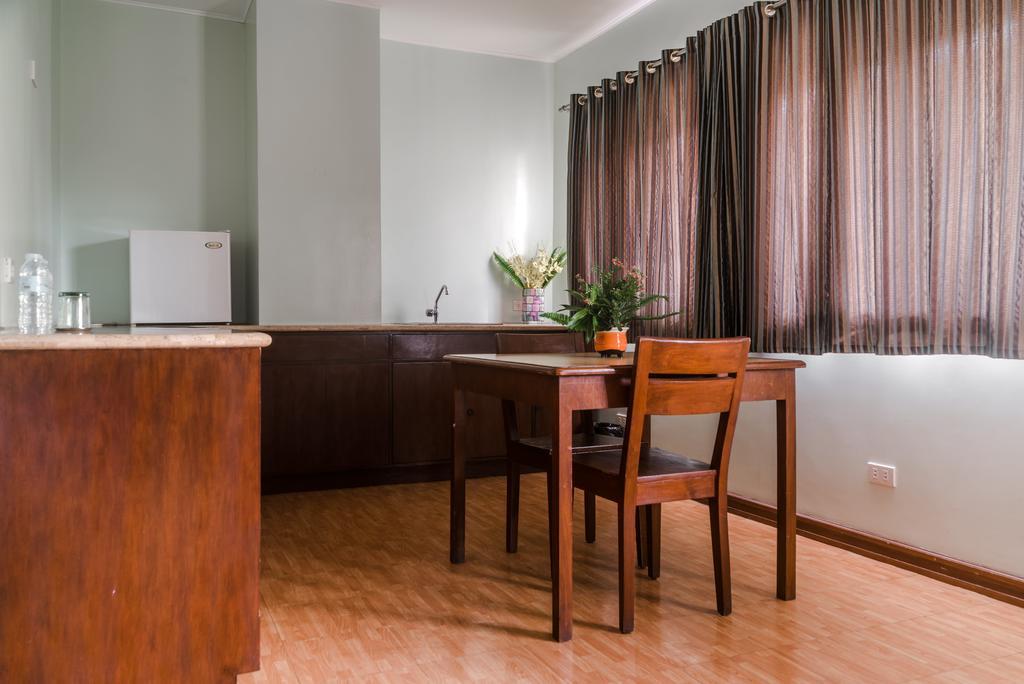 מנדאוה סיטי Oftana Suites מראה חיצוני תמונה